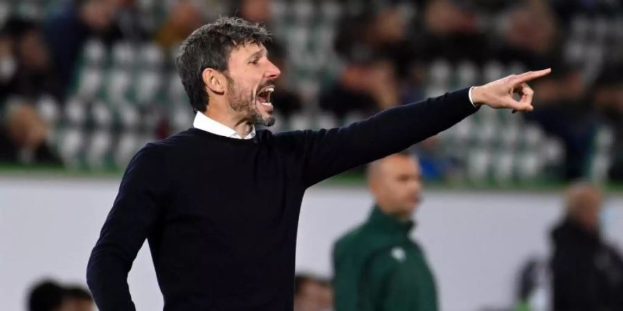 Wolfsburgs Trainer Mark van Bommel gibt Anweisungen. Foto: Swen Pförtner/dpa