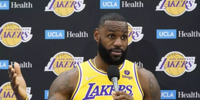 LeBron James hat sich nun doch gegen das Coronavirus impfen lassen. Foto: Marcio Jose Sanchez/AP/dpa LeBron James hat sich nun doch gegen das Coronavirus impfen lassen. Foto: Marcio Jose Sanchez/AP/dpa