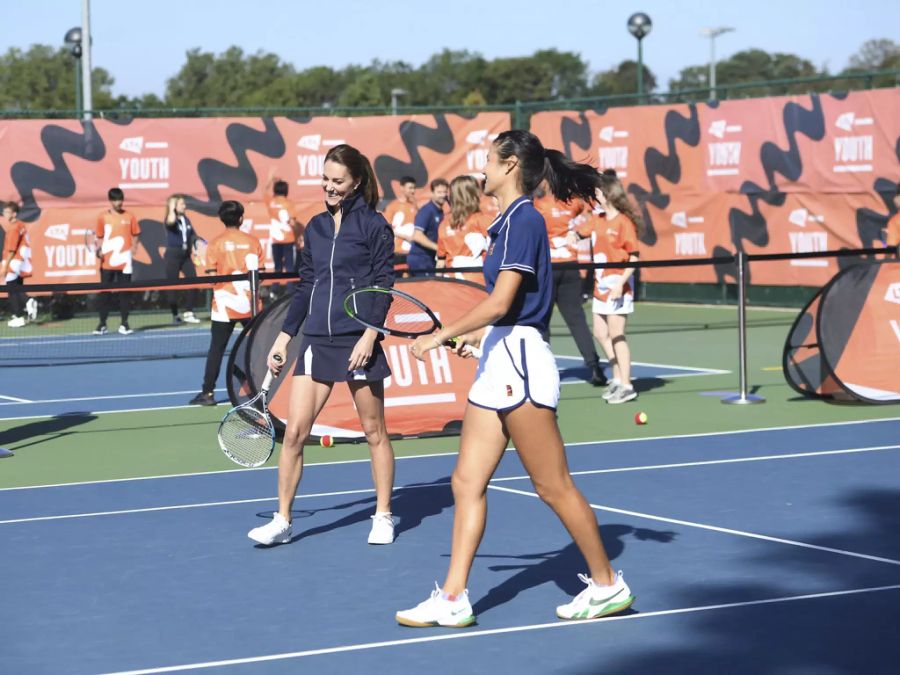 Die Herzogin bei ihrem Spiel gegen US-Open-Siegerin Emma Raducanu.