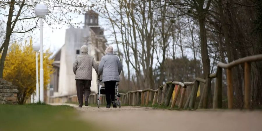 Rentnerinnen bei einem Spaziergang
