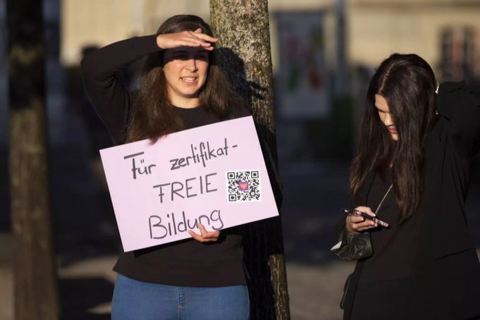 In Bern demonstrierten einige Studierende gegen die Zertifikatspflicht an Hochschulen. Arena