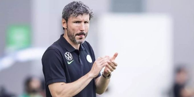 Wolfsburgs Trainer Mark van Bommel coacht seine Mannschaft von der Seitenlinie aus. Foto: Tom Weller/dpa VfL Wolfsburg van Bommel