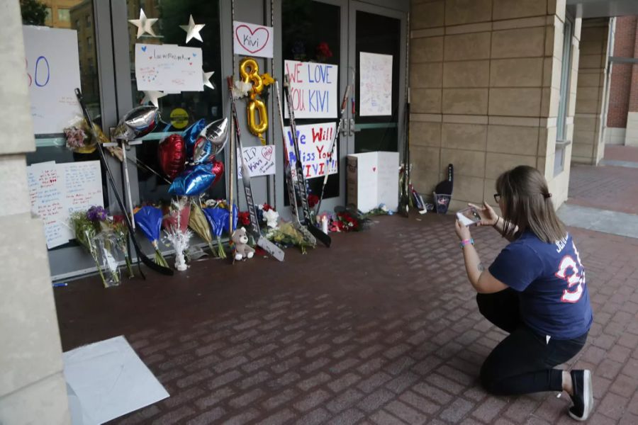 Vor der Nationwide Arena in Columbus wurde ein Denkmal zu Ehren des verstorbenen Matiss Kivlenieks errichtet.