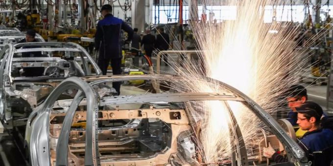 An einer Karosserie schweissen Arbeiter im Karosseriebau des Mercedes-Benz-Werks im Industriepark Yesipovo bei Moskau. Foto: Sergei Bobylev/TASS/dpa An einer Karosserie schweissen Arbeiter im Karosseriebau des Mercedes-Benz-Werks im Industriepark Yesipovo bei Moskau. Foto: Sergei Bobylev/TASS/dpa