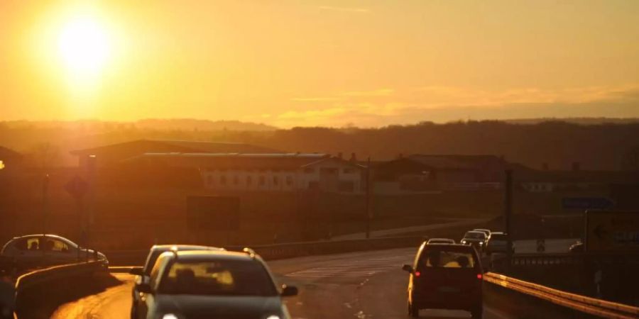Trügerische Idylle: Bei tief stehender Sonne müssen alle Verkehrsteilnehmer noch besser aufpassen. Foto: Marc Müller/dpa/dpa-tmn