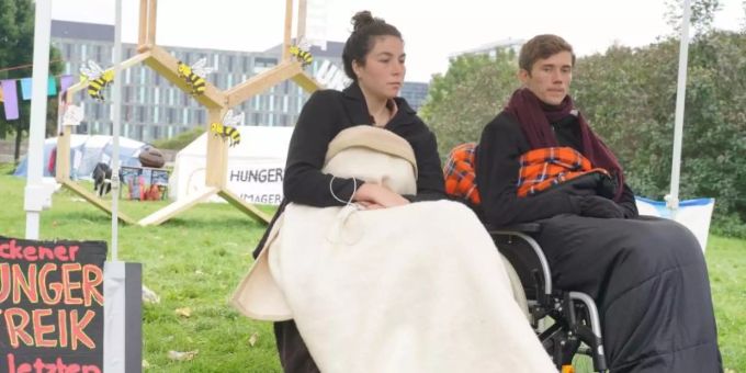 Lea und Henning, die beiden verbliebenen Teilnehmer des «Hungerstreiks der letzten Generation», verschärften ihre Aktion, bevor sie sie schliesslich beendeten. Foto: Jörg Carstensen/dpa Lea und Henning, die beiden verbliebenen Teilnehmer des «Hungerstreiks der letzten Generation», verschärften ihre Aktion, bevor sie sie schliesslich beendeten. Foto: Jörg Carstensen/dpa