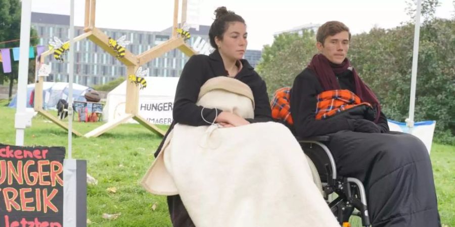 Lea und Henning, die beiden verbliebenen Teilnehmer des «Hungerstreiks der letzten Generation», verschärften ihre Aktion, bevor sie sie schliesslich beendeten. Foto: Jörg Carstensen/dpa