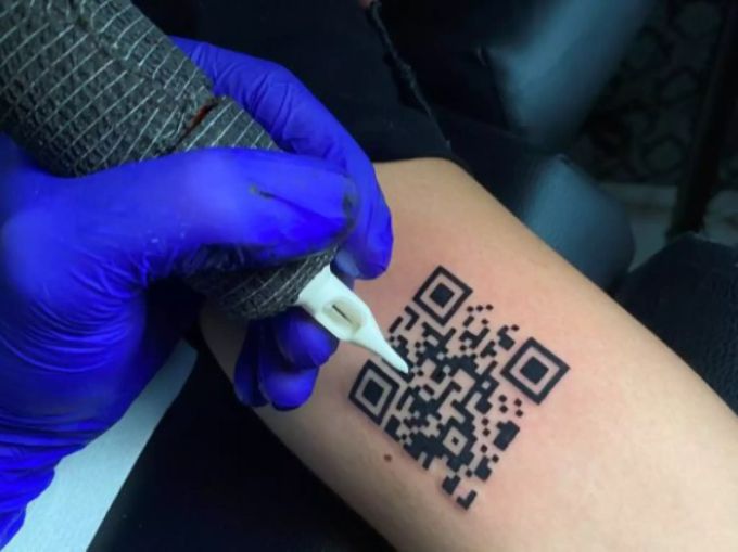 Das Tattoo des jungen Italieners. Coronavirus