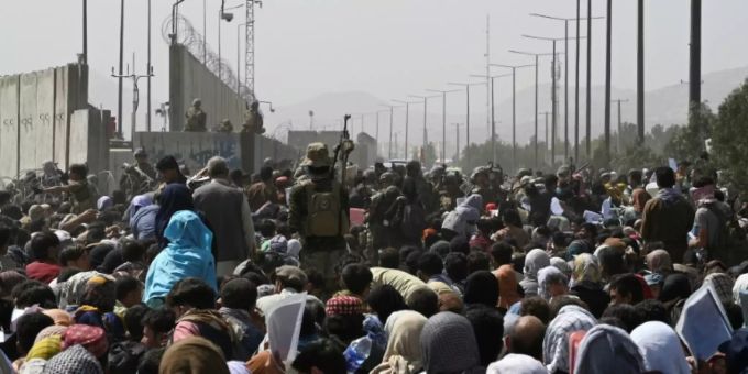 Wartende Menschenmenge vor dem Flughafen von Kabul Wartende Menschenmenge vor dem Flughafen von Kabul