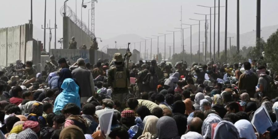 Wartende Menschenmenge vor dem Flughafen von Kabul