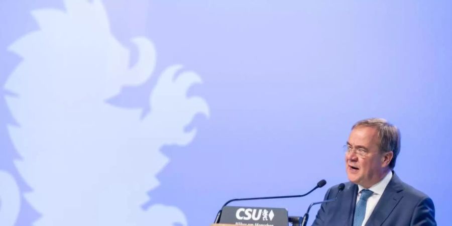 CDU-Chef Armin Laschet sagte auf dem Parteitag: «In all den Entscheidungen der Nachkriegsgeschichte standen Sozialdemokraten immer auf der falschen Seite - in der Wirtschafts- und Finanzpolitik.». Foto: Daniel Karmann/dpa