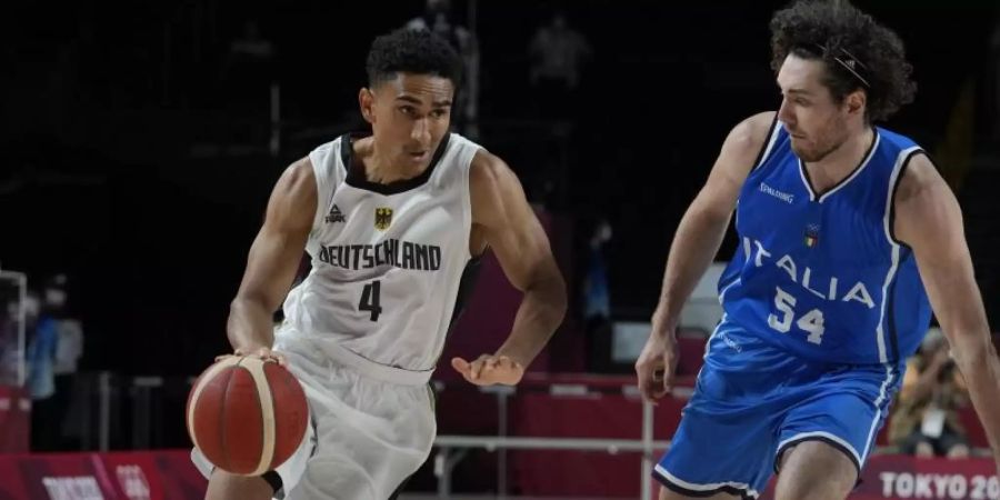 Die deutschen Basketballer um Maodo Lo (l) zeigten eine gute Leistung, aber unterlagen am Ende den Italienern. Foto: Eric Gay/AP/dpa