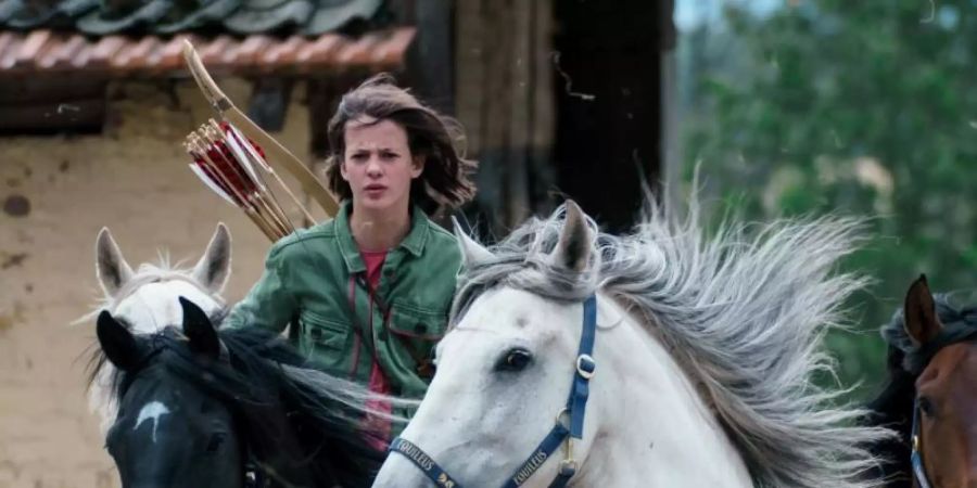 Luna Paiano als Ari in einer Szene des Films "Ostwind 5 - Der grosse Orkan". Foto: -/Constantin Film Verleih GmbH/dpa