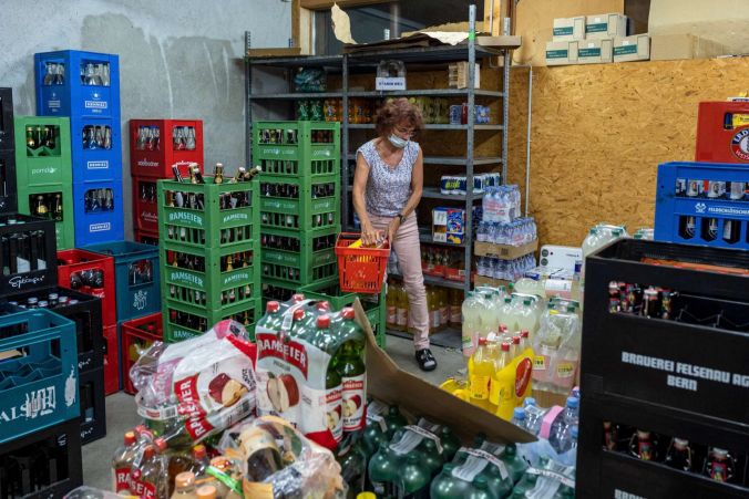 Priska Jenny holt im Lager Getränkeflaschen um im Dorfladen die Regale aufzufüllen.