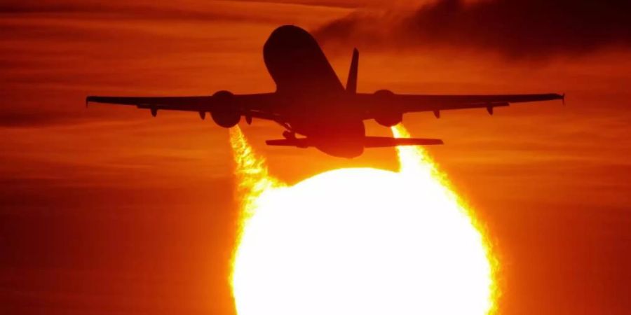 Weniger Inlandsflüge in Deutschland im August gezählt. Foto: Julian Stratenschulte/dpa