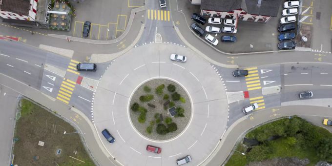 Ein Verkehrskreisel in der Schweiz. (Symbolbild) Kreisel