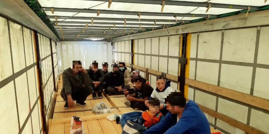 Unter den Flüchtlingen waren auch drei Minderjährige und ein Baby. Foto: -/Bundespolizeiinspektion Rosenheim | Pressestelle/dpa