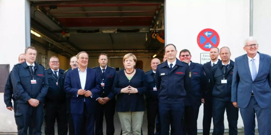 Merkel und Laschet mit Feuerwehrkräften