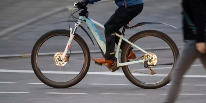 Laut Angaben vom Statistischen Bundesamt ist die Anzahl von Haushalten mit E-Bikes gestiegen. Foto: Sebastian Gollnow/dpa/Archibild Laut Angaben vom Statistischen Bundesamt ist die Anzahl von Haushalten mit E-Bikes gestiegen. Foto: Sebastian Gollnow/dpa/Archibild
