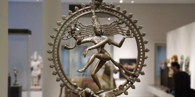 Eine Shiva aus Süd-Indien ist im Humboldt Forum ausgestellt. Schätze der Weltkulturen aus Afrika, Asien, Amerika und Ozeanien sind ab 23. September 2021 in der zweiten und dritten Etage des Humboldt Forums zu sehen. Foto: Jörg Carstensen/dpa humboldt forum im berliner schloss