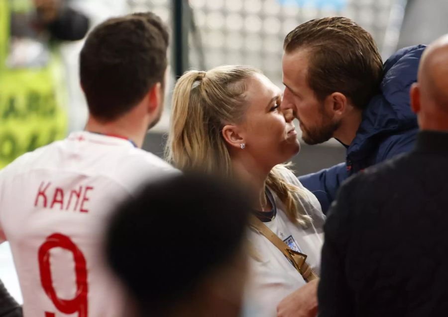 Harry Kane gibt seiner Frau Kate ein Küsschen.