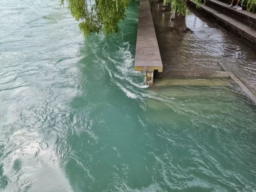 Die von der Aare überschwemmte Treppe am unteren Ende des Mühleplatzes in Thun BE am 12. Juli 2021.