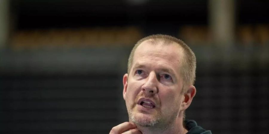 Hat mit der heftigen Kritik an der Nominierung von Joshiko Saibou nicht gerechnet: Basketball-Bundestrainer Henrik Rödl. Foto: Harald Tittel/dpa