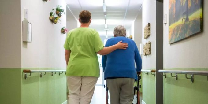 Trotz Lohnzuwachs bleibt der Personalmangel in der Altenpflege hoch. Foto: Sina Schuldt/dpa Trotz Lohnzuwachs bleibt der Personalmangel in der Altenpflege hoch. Foto: Sina Schuldt/dpa