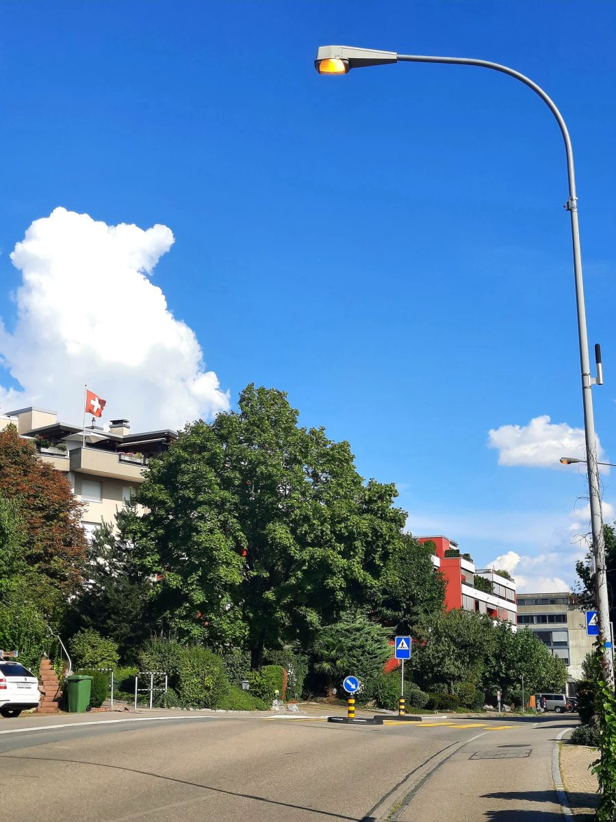 Ein Leser schickte Nau.ch diese Bilder von eingeschalteten Strassenlampen in Dietikon ZH.