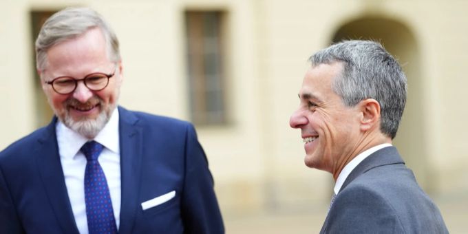 Ignazio Cassis (rechts) und der tschechische Premierminister Petr Fiala in Prag. Bundespräsident Ignazio Cassis befindet sich derzeit anlässlich des Gipfeltreffens der «Europäischen politischen Gemeinschaft» in Prag. Ignazio Cassis Prag