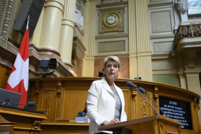 Justizministerin Karin Keller-Sutter im Nationalrat: Der Bundesrat ist bereit, russische Deserteure aufzunehmen. Ihnen stünden die Instrumente des Asyls und des humanitären Visums zur Verfüg Keller-Sutter Deserteure Asyl