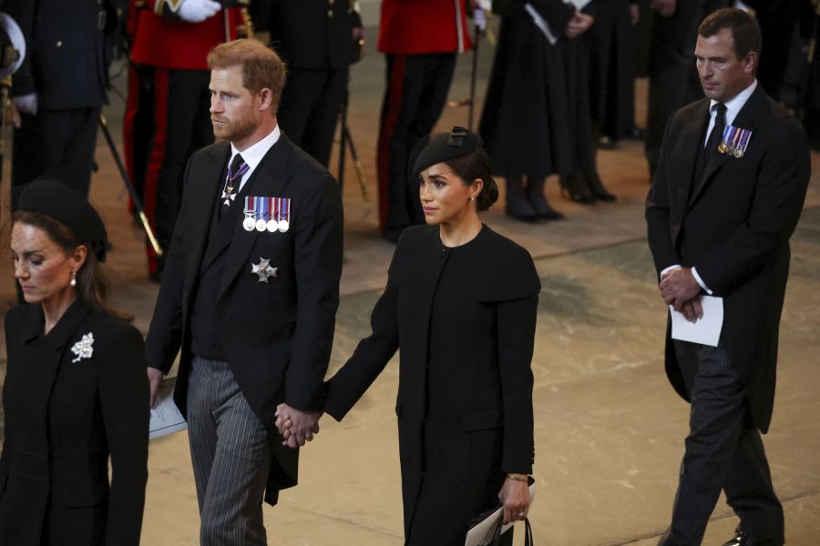 Prinz Harry und Meghan halten nach dem Trauergottesdienst Händchen.