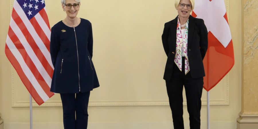 Letzes Jahr trafen sich Wendy Sherman, die Vizeaussenministerin der USA, (links) und Staatssekretärin Livia Leu (rechts) in Bern. Mit einer Absichtserklärung bekräftigten sie nun, ein jährliches Treffen durchzuführen. (Archivbild)