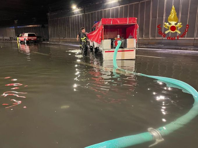 Anfang September hatte die Feuerwehr nach starkem Regen mit Überschwemmungen im Norden Italiens zu kämpfen. Vigili del Fuoco/dpa Überschwemmung