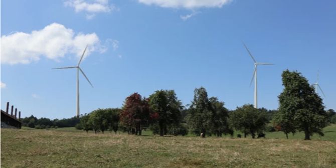 Windräder in der Landschaft