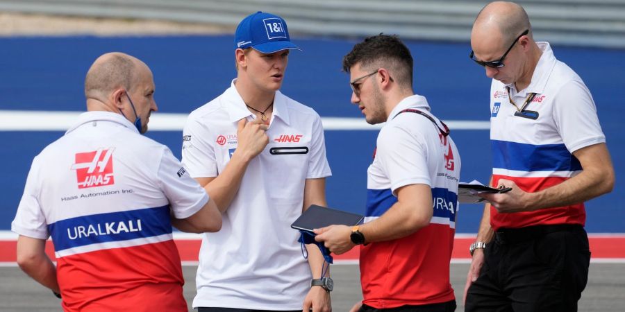 Mick Schumacher (2.v.l) vom Team Haas aus Deutschland mit seiner Crew.