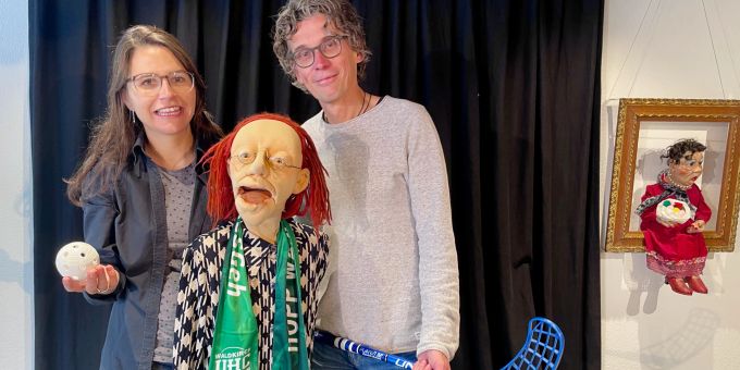 Natalie Löhrer, Vorstandsmitglied des UHC Waldkirch-St. Gallen, und Stephan Zbinden, Co-Leiter FigurenTheater St. Gallen, freuen sich über die Zusammenarbeit. Natalie Löhrer und Stephan Zbinden