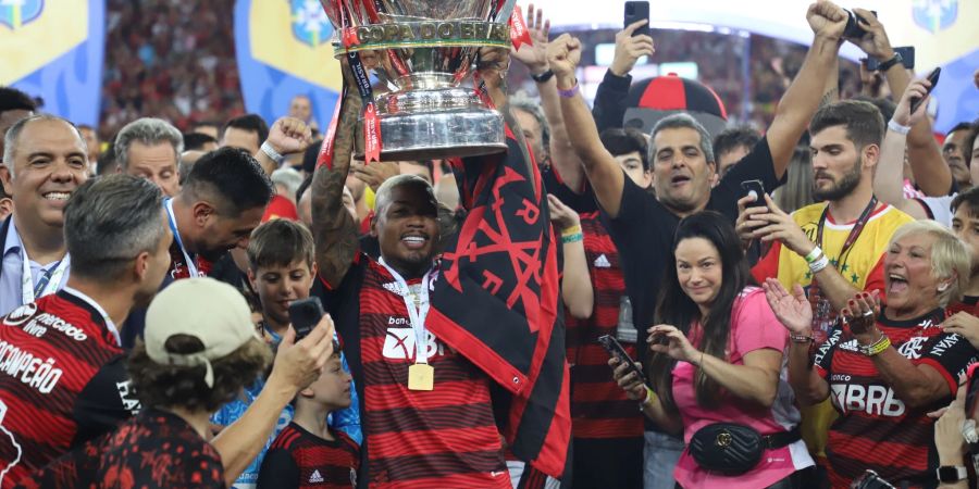 Die Flamengo-Spieler feiern im Maracanã-Stadion den Pokalsieg.