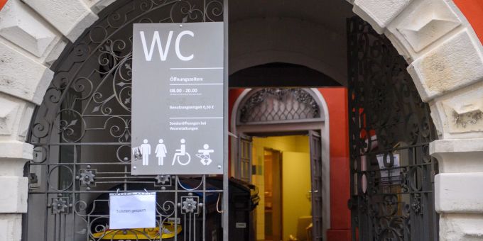 Halle - Schwere Explosion in Toilette womöglich durch Spraydosen
