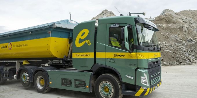 Elektro-Lastwagen dürften nach einer Studie der Unternehmensberatung PwC in einem Jahrzehnt den Markt beherrschen. Schon 2030 seien E-Lastwagen bei den Gesamtkosten etwa 30 Prozent günstiger als Diesel-Lkw. (Archivbild) Elektro-Lastwagen