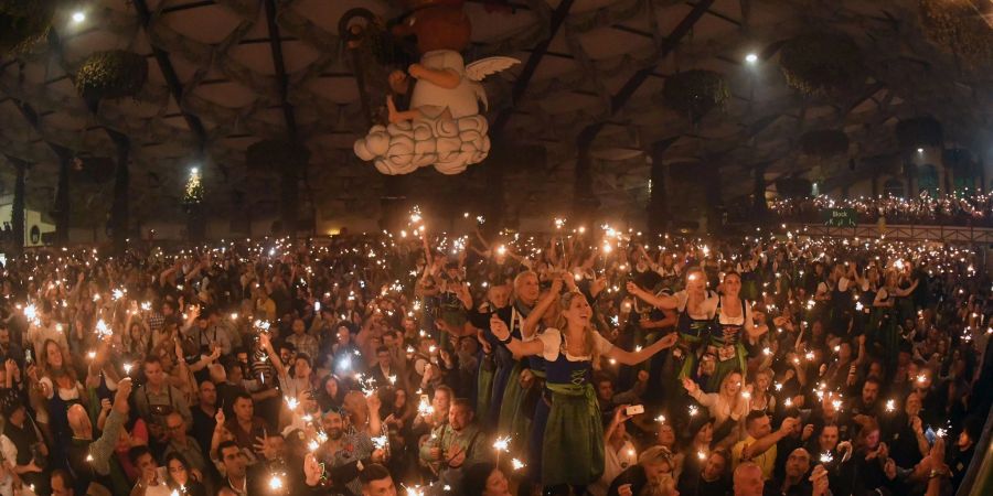 Die Bedienungen feiern mit den Gästen beim traditionellen Kehraus im Hofbräuzelt den Abschluss des Oktoberfestes.