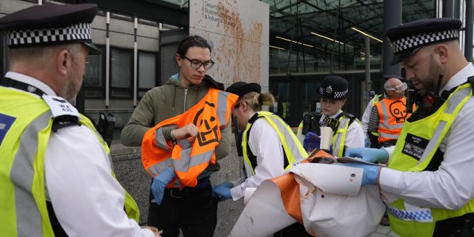 Aktivisten von Just Stop Oil werden nach einer Tomatensossen-Attacke auf ein Regierungsgebäude am Montag verhaftet. (AP Photo/Alastair Grant) vincent van gogh