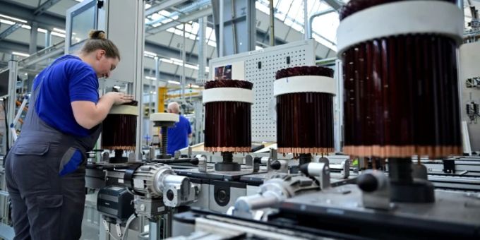 Arbeit finden vor dem Ukraine-Krieg geflüchtete Ukrainerinnen selbst in Fabriken (Symbolbild). Fabrik Auto