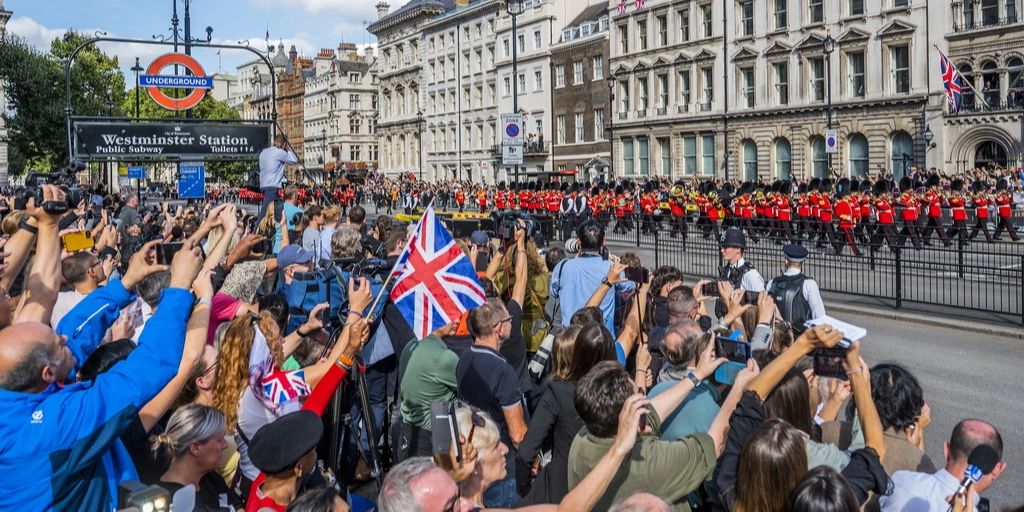 Queen Elizabeth Debatte um Handys bei Trauermarsch