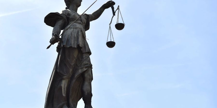 Auch wenn man sich den Erlös vom Verkauf einer Immobilie für den Kindesunterhalts schön rechnet, kann einem Justitia einen Strich durch die Rechnung machen.