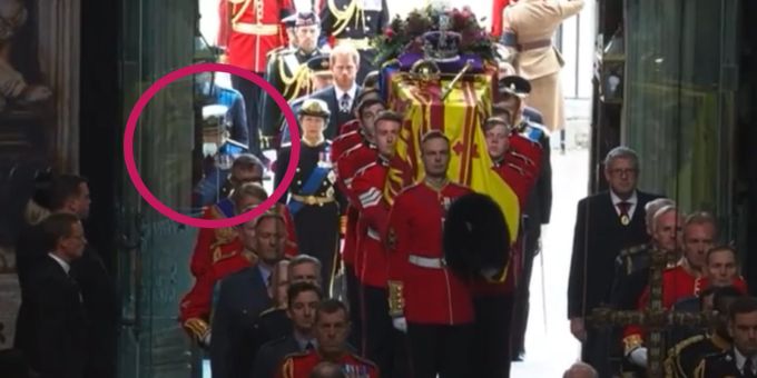 Queen-Beerdigung - Trauriger Charles wischt sich vor Kirche Träne weg