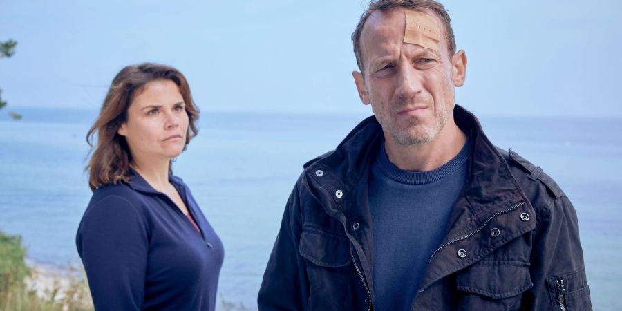 Nina Petersen (Katharina Wackernagel) möchte von ihrem Ex-Freund Benjamin Lietz (Wotan Wilke Möhring) wissen, was er in Stralsund zu suchen hat.