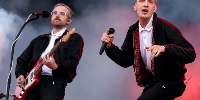 Zur Veröffentlichung ihres neuen Albums «Kargo» hielt die Band Kraftklub rund um Sänger Felix Kummer (r) und Gitarrist Steffen Israel für ihre Fans eine echte Überraschung parat. Zur Veröffentlichung ihres neuen Albums «Kargo» hielt die Band Kraftklub rund um Sänger Felix Kummer (r) und Gitarrist Steffen Israel für ihre Fans eine echte Überraschung parat.