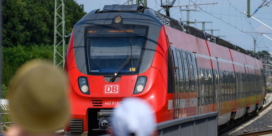 Die Polizei und die Deutsche Bahn gehen von Sabotage aus: Wer steckt hinter dem Bahn-Chaos?