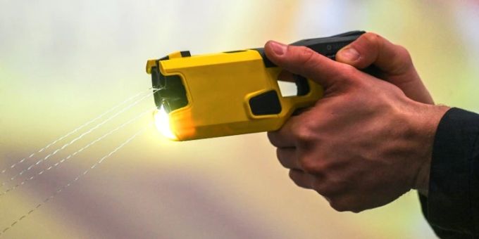 Berner Polizei erhält grünes Licht für den Kauf von 300 neuen Tasern. Taser